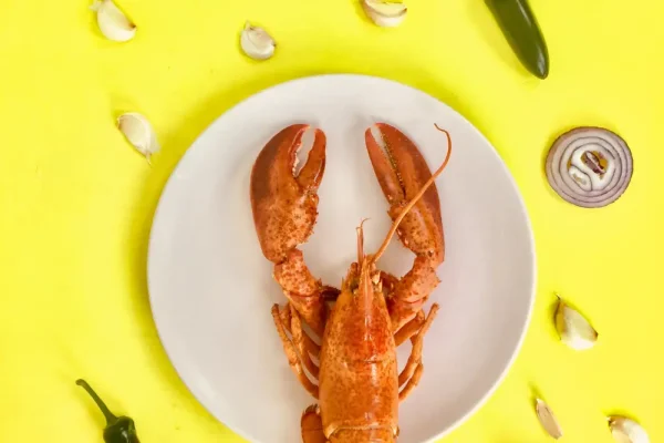 sárga háttér homár tányér